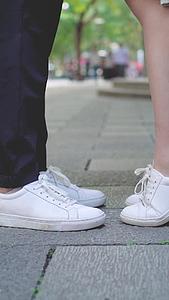 女生垫脚亲吻男生鞋子特写视频的预览图