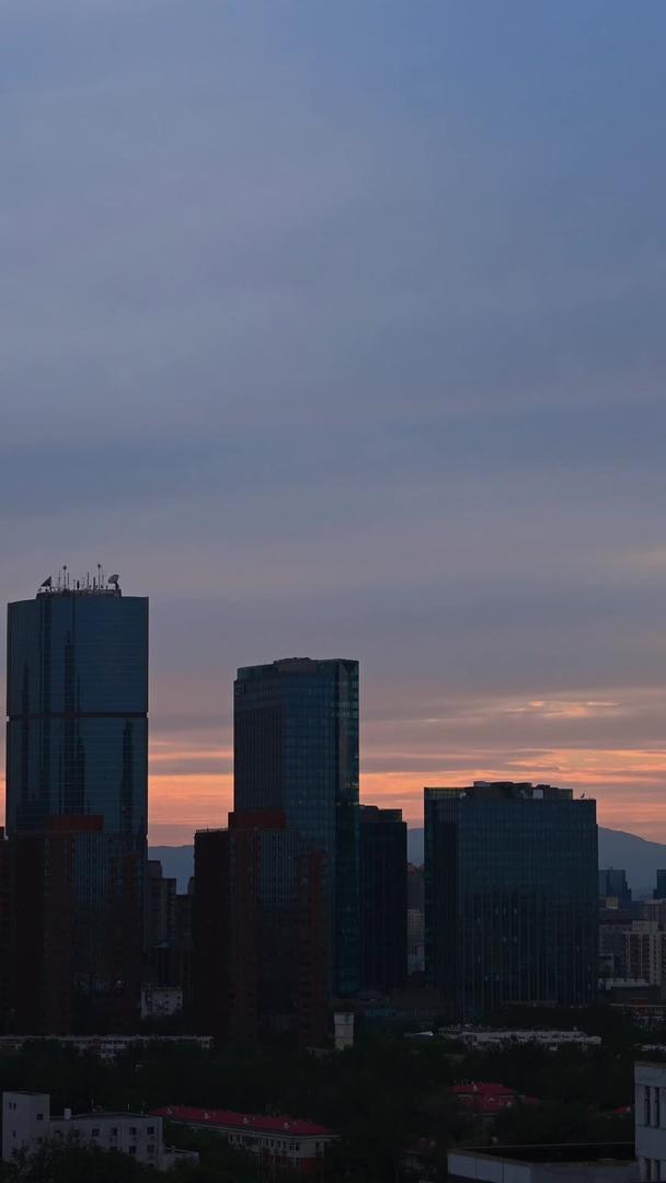 北京人民日报大楼与CBD城市的红霞视频的预览图