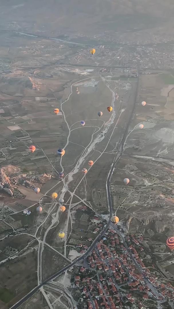 土耳其日出高空俯拍热气球视频的预览图