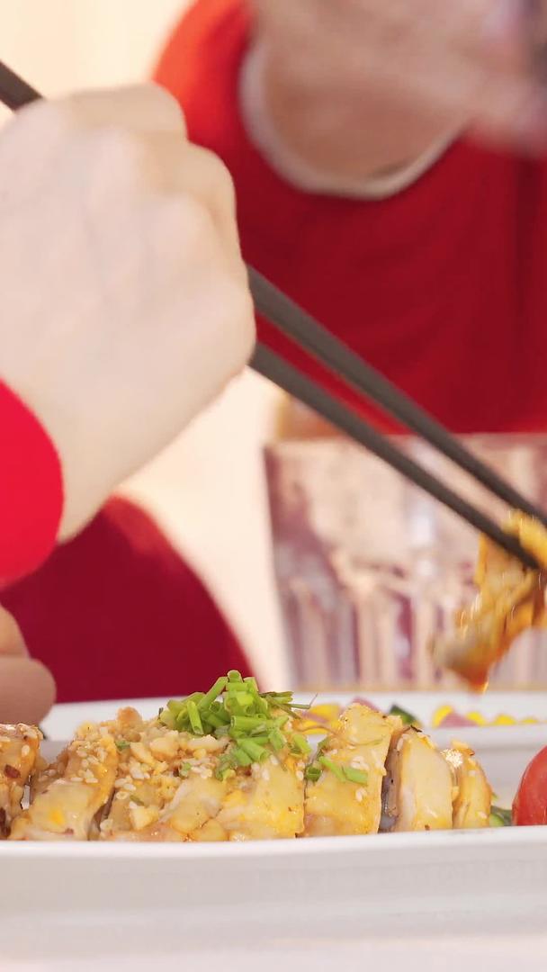 筷子夹菜吃菜特写视频的预览图