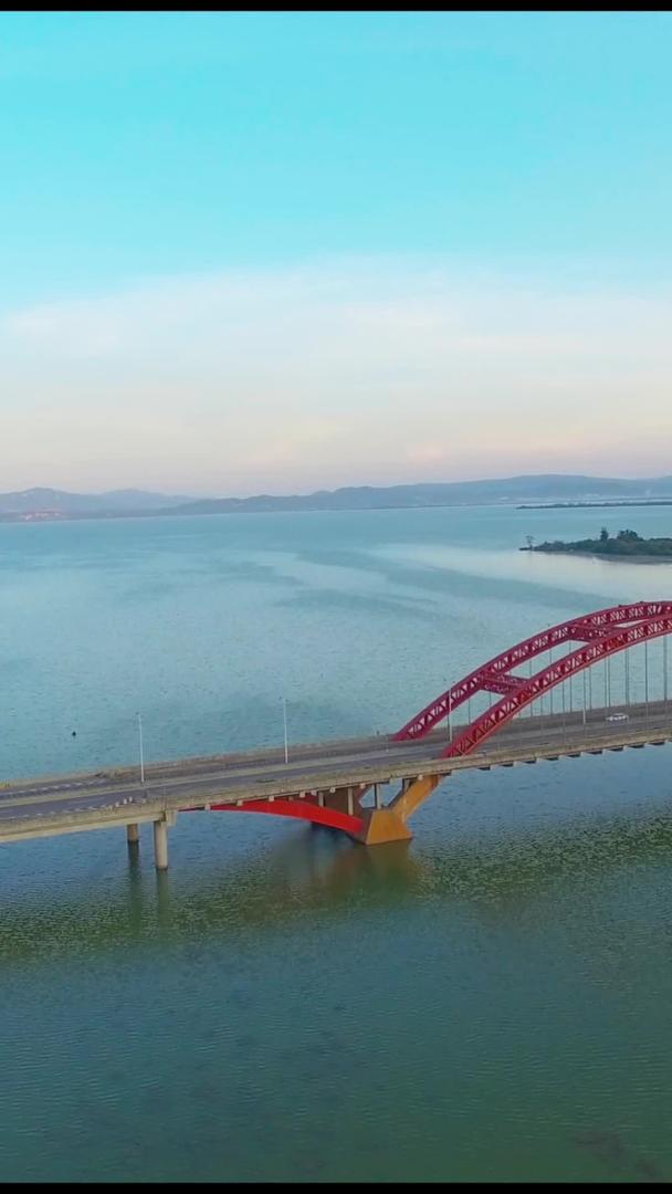 海上大桥大气航拍视频的预览图