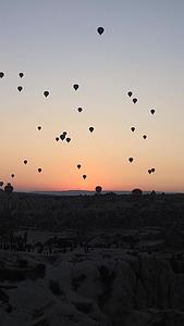 日出时分热气球升空延时视频视频的预览图
