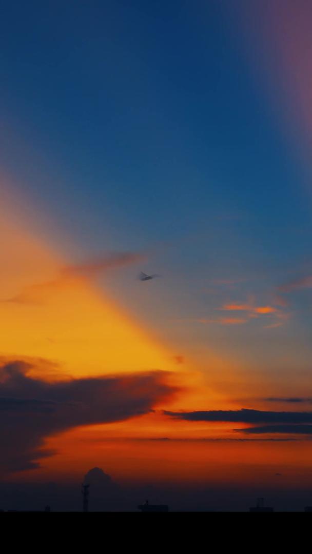 傍晚时分蓝天红霞自然风景视频的预览图