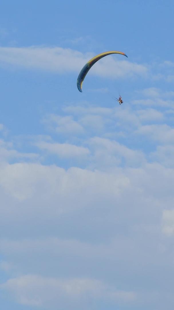 蓝天白云与滑翔伞实拍视频视频的预览图