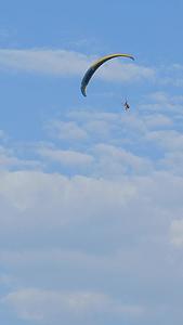 蓝天白云与滑翔伞实拍视频的预览图