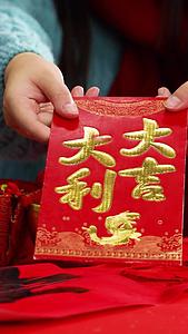 春节过年发红包递红包给压岁钱视频的预览图