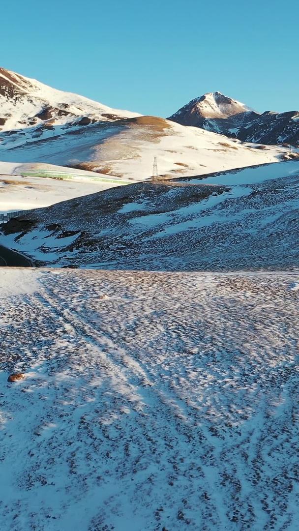 冬季雪山公路航拍素材视频的预览图