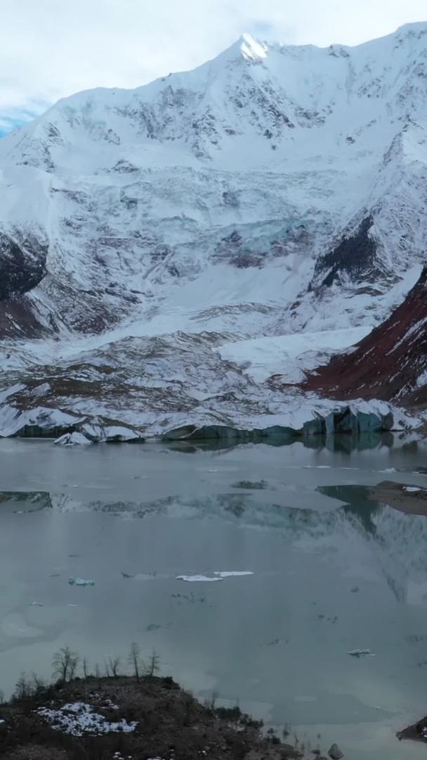 米堆冰川航拍视频视频的预览图