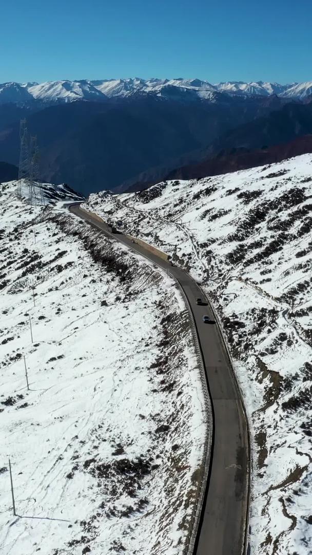 工布江达县公路上雪地航拍视频视频的预览图