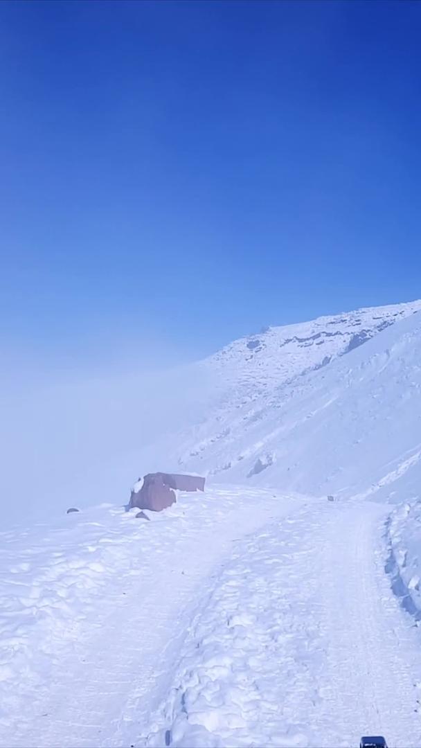 大雪下的驾驶山路的第一视角视频的预览图
