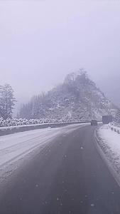 大雪下的驾驶主视角视频的预览图