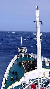 南极科考船乘风破浪航行视频的预览图