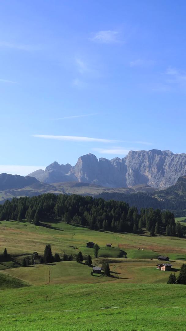 意大利阿尔卑斯多洛米蒂山区苏西高原大自然延时视频视频的预览图