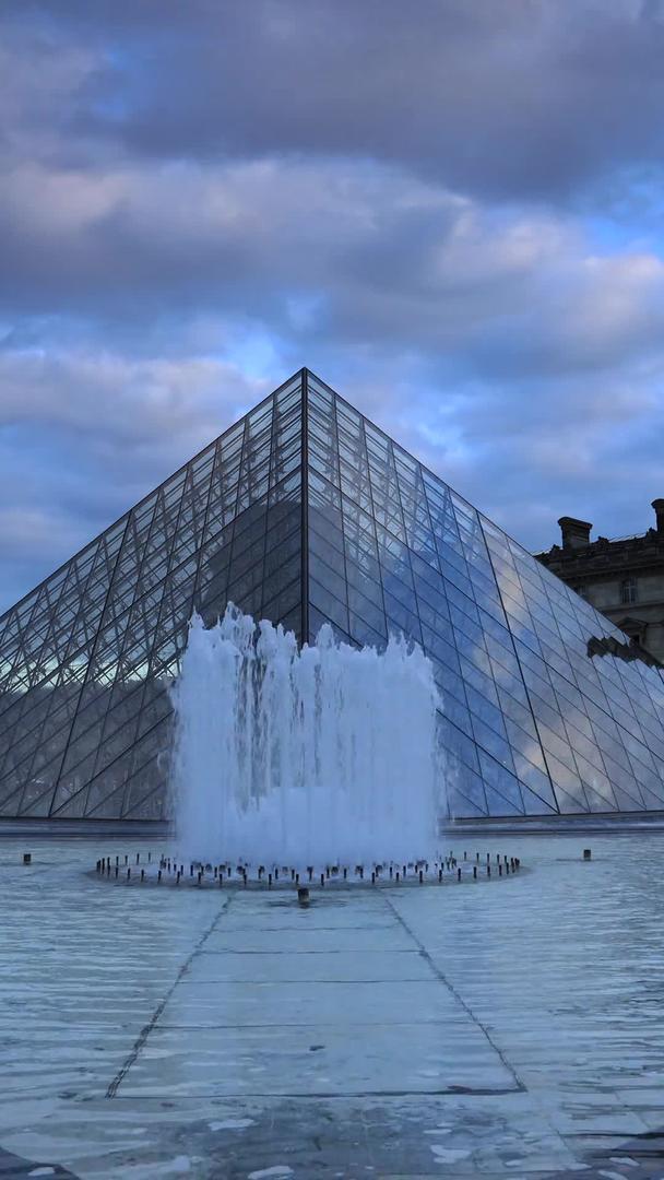 法国巴黎著名旅游景点卢浮宫清晨日出延时视频视频的预览图