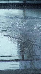 城市下雨升格视频的预览图