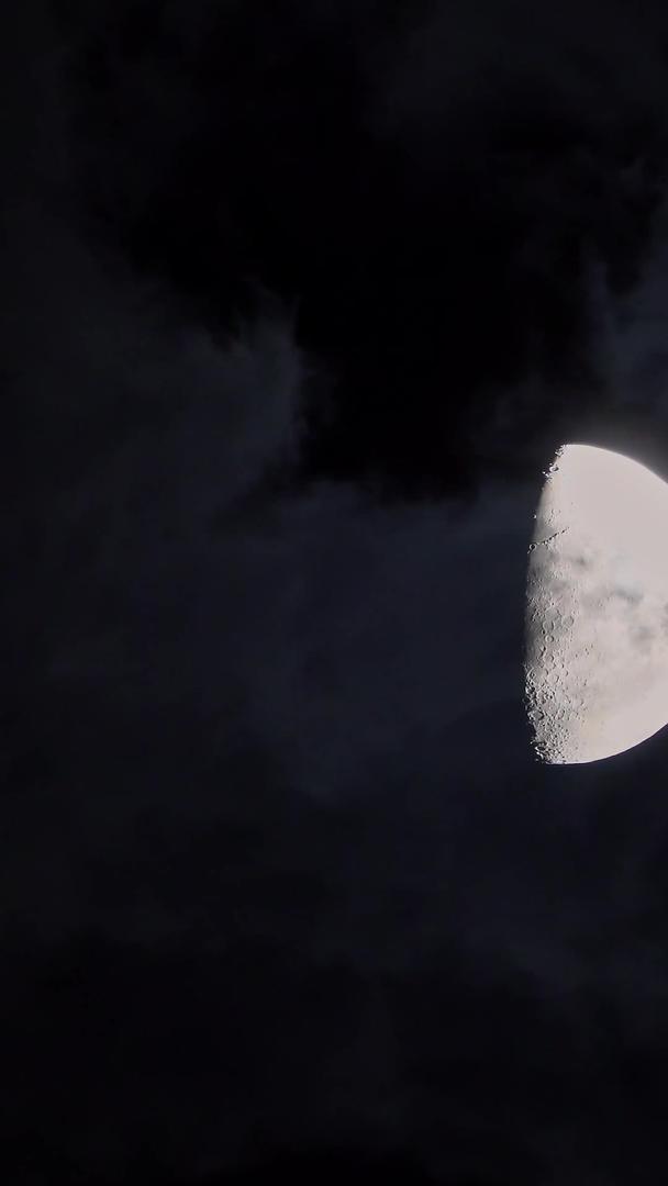 夜晚半月月亮实拍视频的预览图