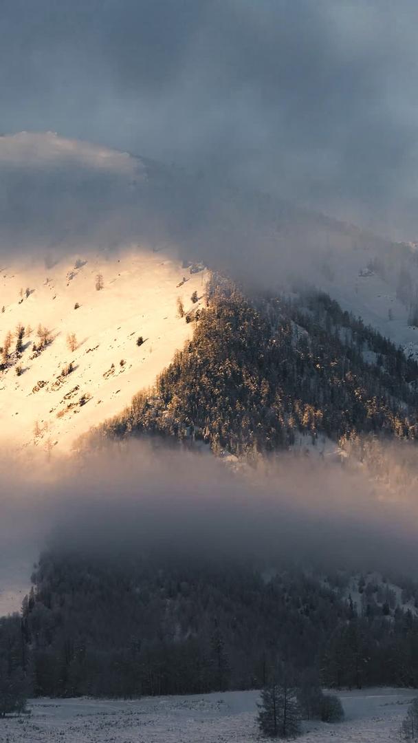 延时新疆冬季雪山日出视频的预览图