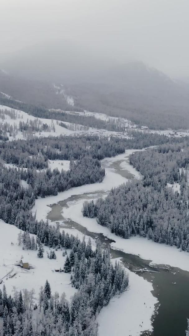 航拍新疆冬季喀纳斯河谷雪景视频的预览图