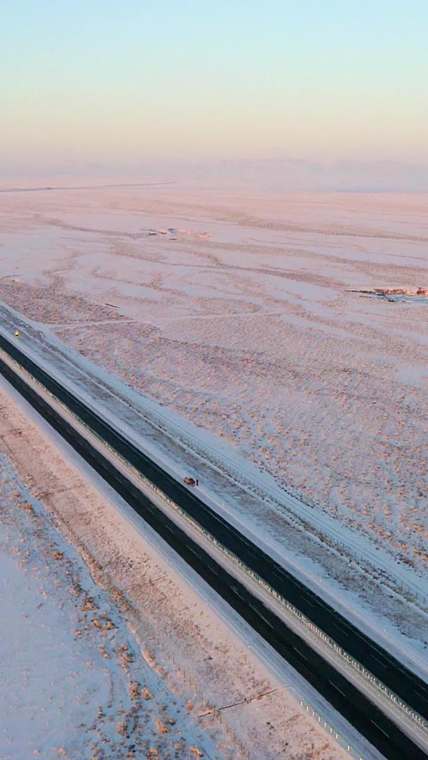 航拍新疆冬季高速公路日落视频的预览图