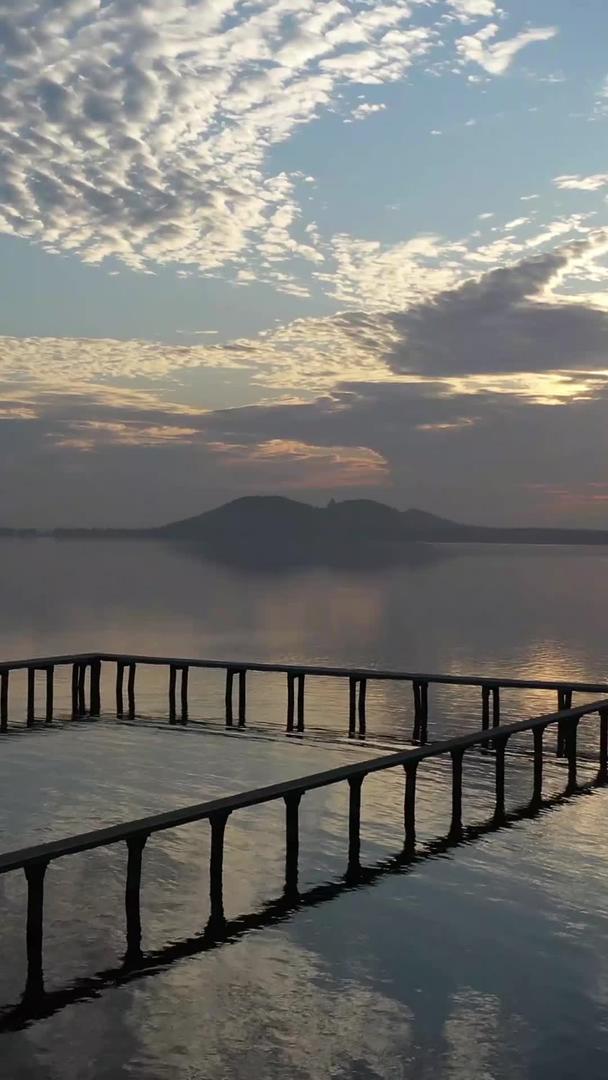 航拍无人机武汉地标东湖凌波门视频的预览图