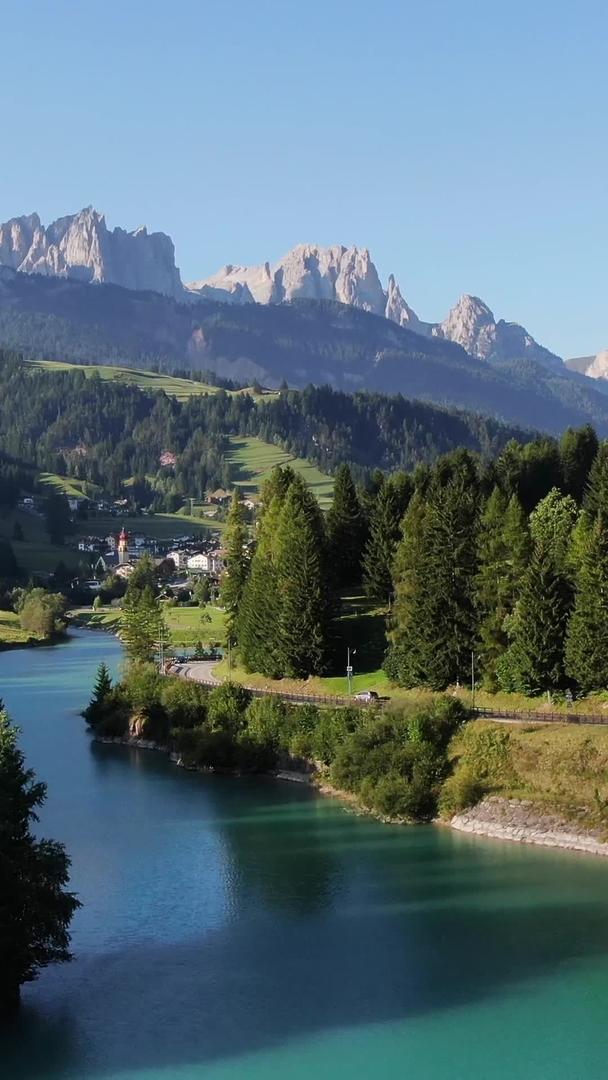 无人机航拍阿尔卑斯山蓝色的高山湖泊全景视频的预览图