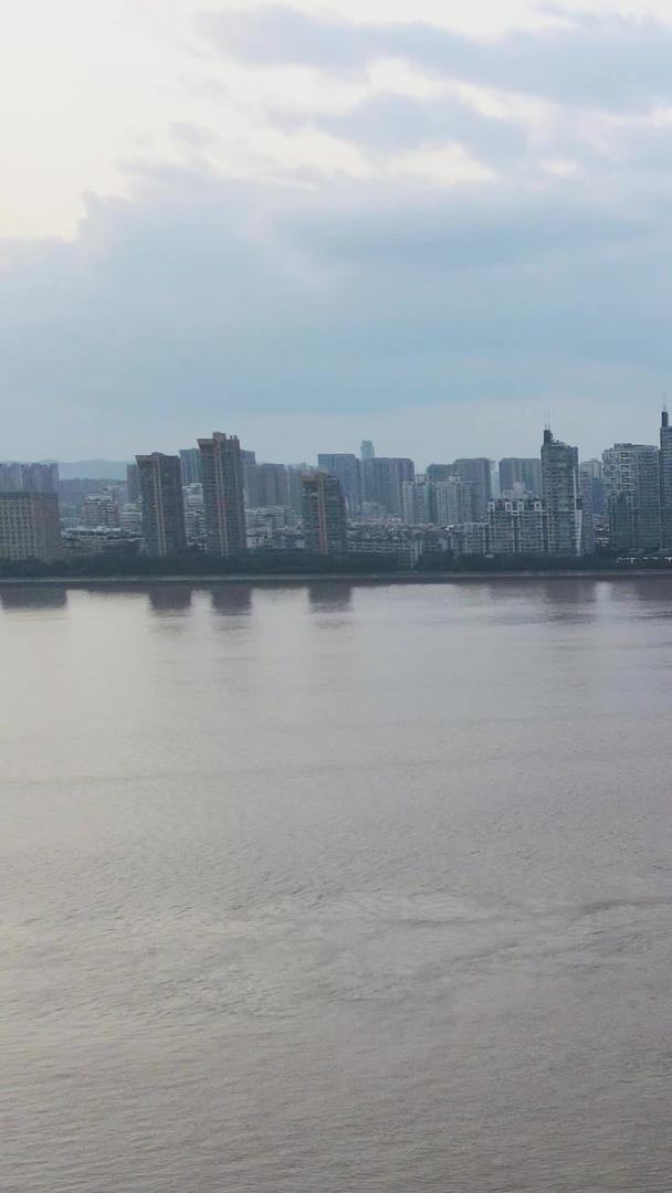 航拍刷锅车流大气杭州钱江三桥视频的预览图