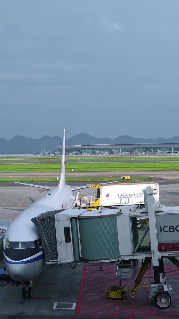 机场飞机运载旅客视频的预览图