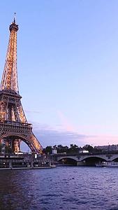 法国首都巴黎地标埃菲尔铁塔夜晚亮灯延时视频视频的预览图