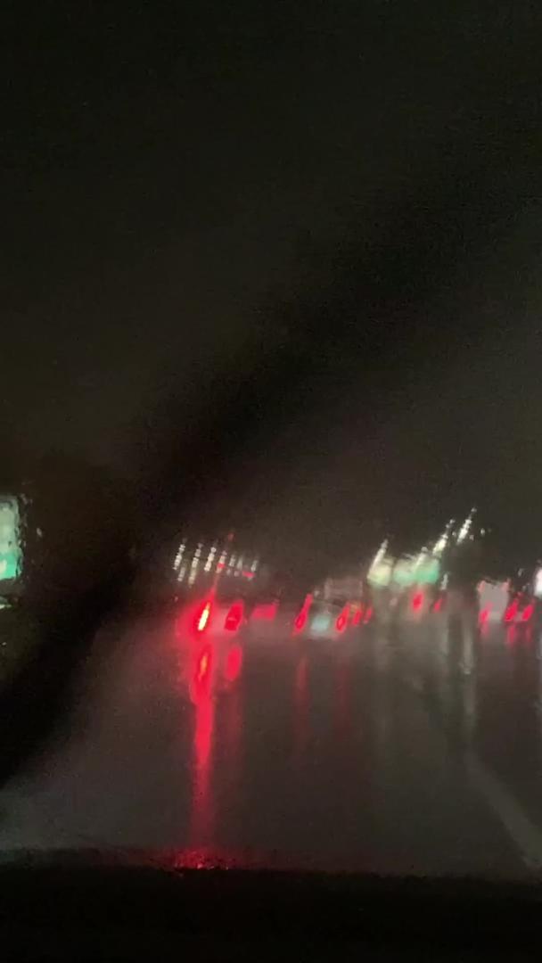 大雨中的行车视角视频的预览图
