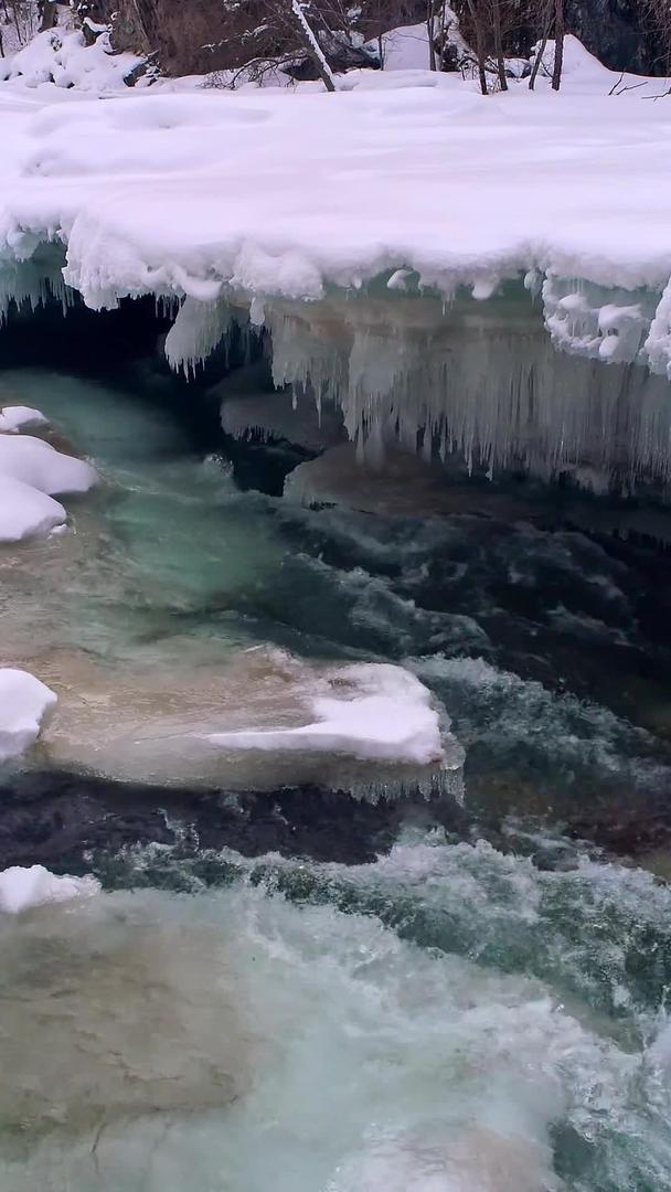 冰雪消融潺潺水流视频的预览图
