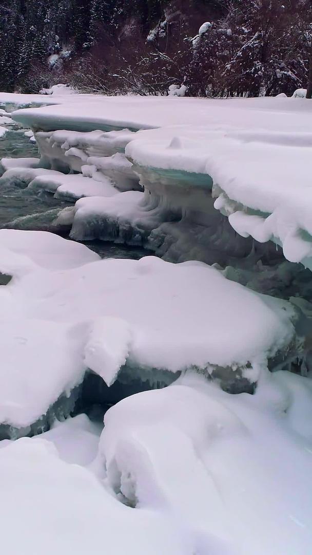 无人机低空拍摄溪水冰雪消融视频的预览图