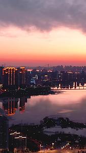 航拍疫情时的武汉夜景视频的预览图