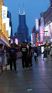 上海南京东路步行街延时夜景视频的预览图