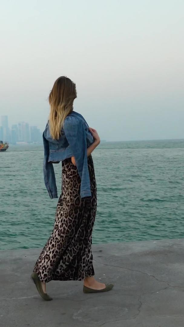 美女行走在海边实拍视频的预览图