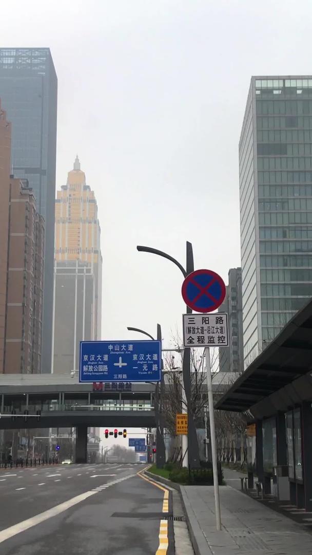 武汉新冠肺炎封城后空旷的道路和公交车站台视频的预览图