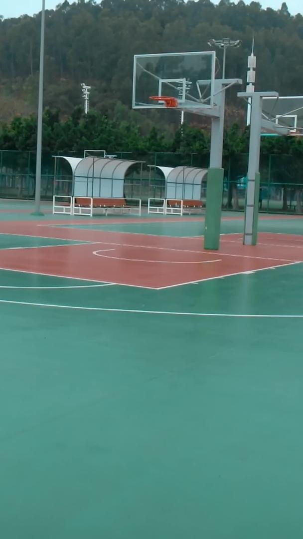 清晨的篮球操场视频的预览图