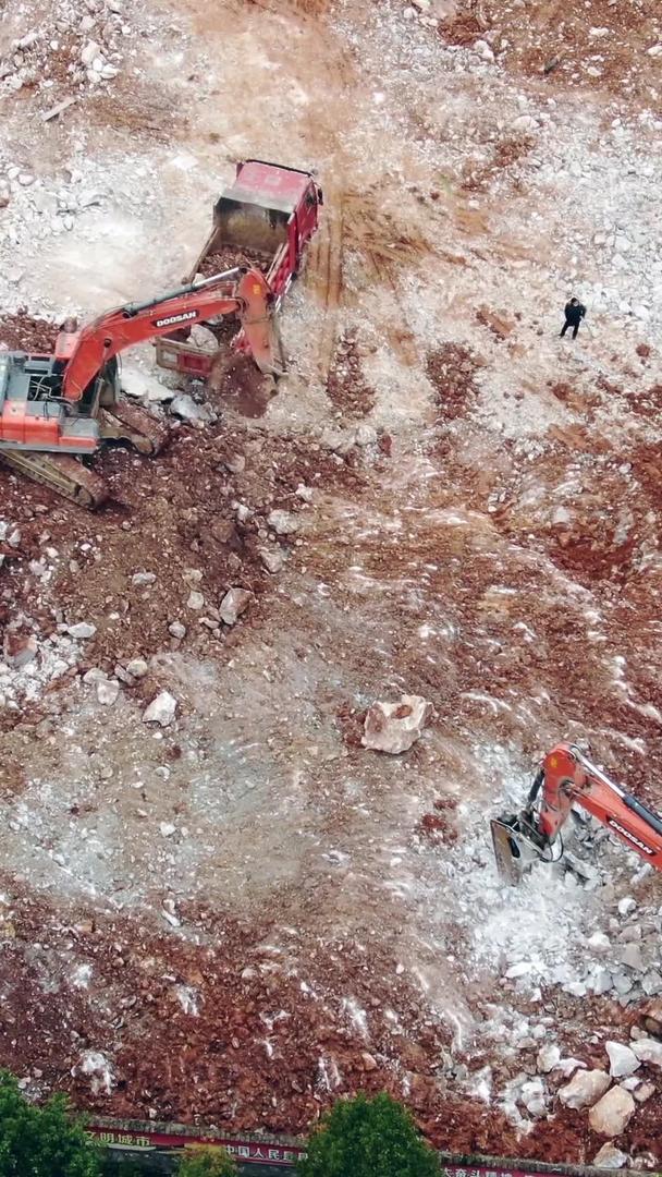 航拍挖掘机挖掘砂石视频的预览图