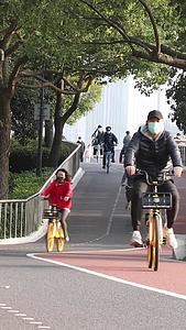 上海市民滨江骑行散步视频的预览图