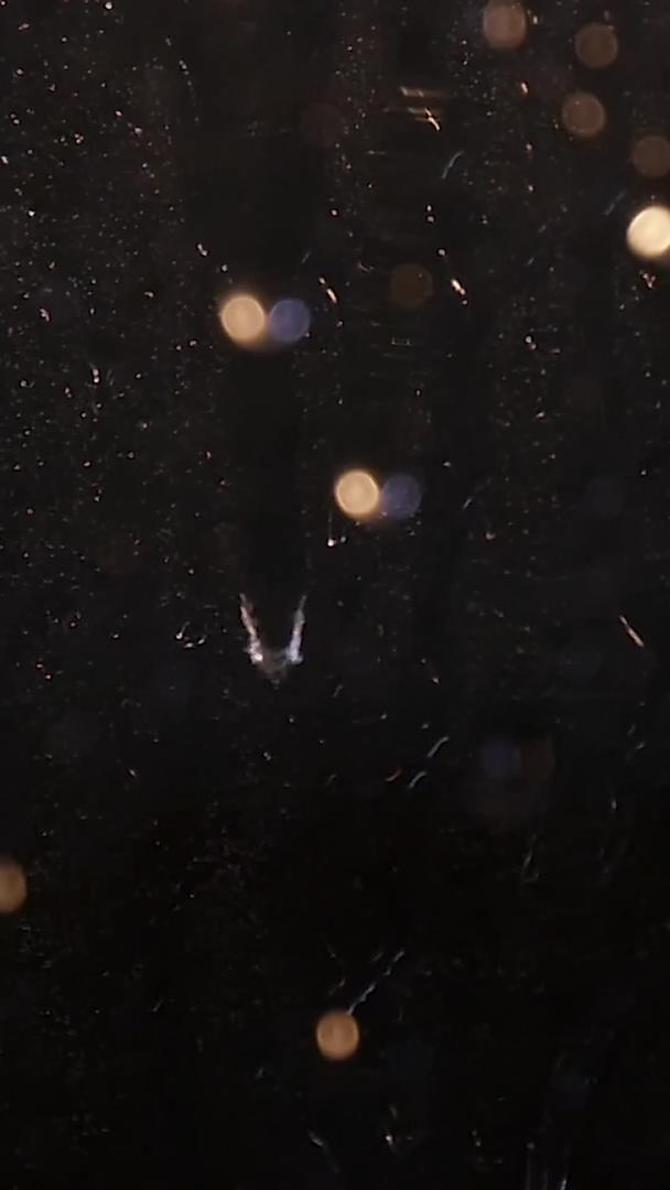 夜晚窗外雨滴视频的预览图
