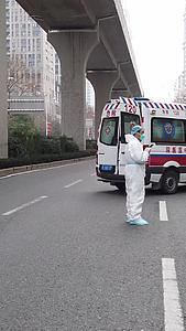 新冠肺炎街头救护车运送感染病人视频的预览图