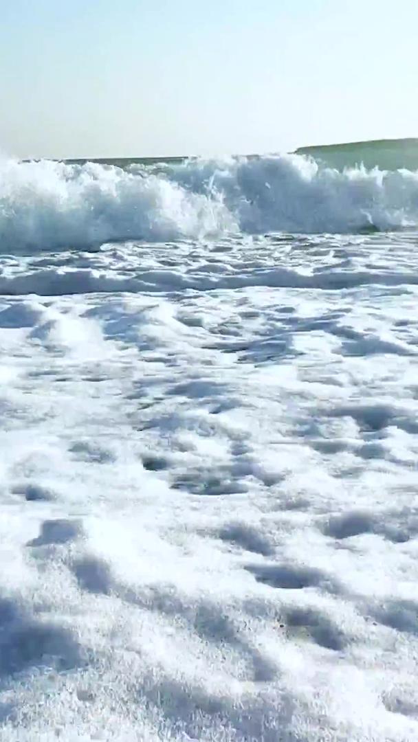 海边海浪特写视频视频的预览图