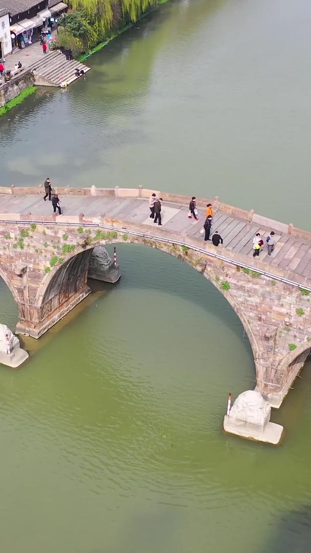航拍杭州百年古桥广济桥视频的预览图