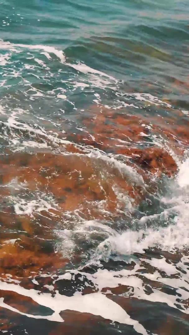 海边海水撞击石头唯美升格镜头视频的预览图