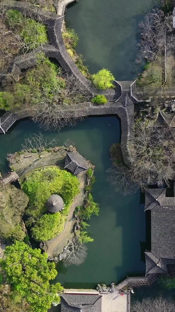 航拍中国四大名园苏州拙政园视频的预览图
