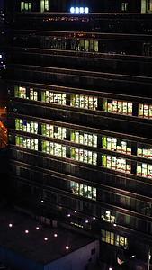 航拍晚上的办公楼灯火通明视频的预览图