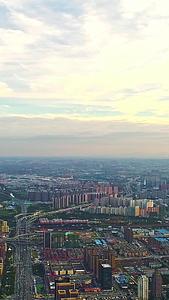 日出河南郑州城市天际线视频的预览图