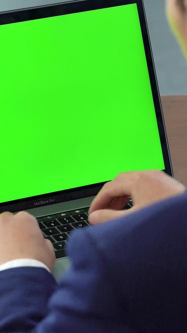 商务办公男士背影使用绿幕笔记本视频抠像视频的预览图