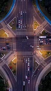 航拍傍晚的城市大型十字路口视频的预览图