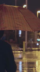 城市雨夜打伞的行人视频的预览图