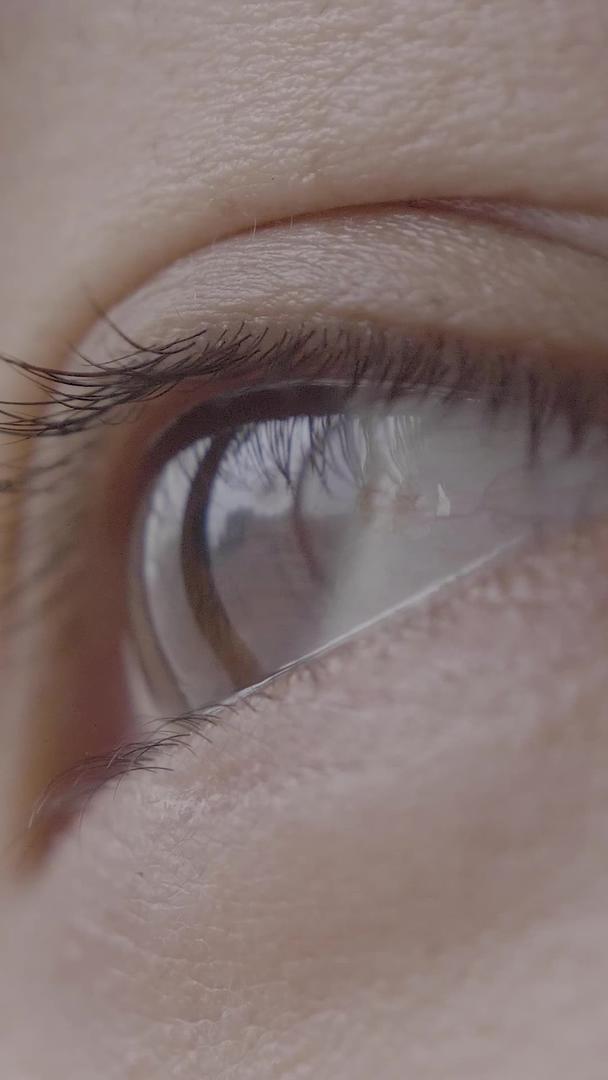 女人眼睛瞳孔特写视频的预览图